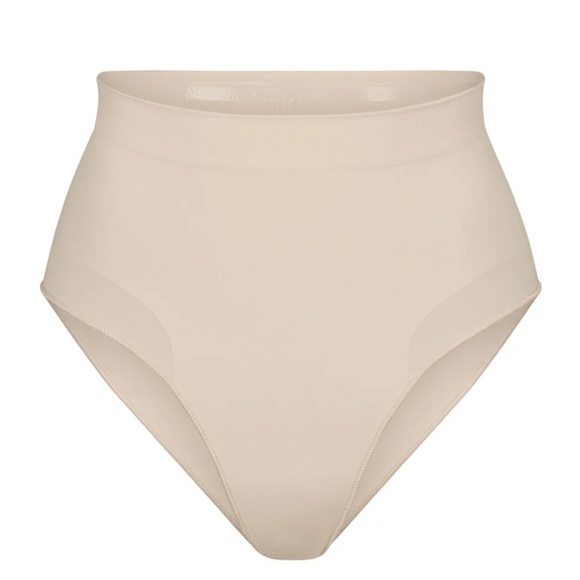 NEW SKIMS‎ Sculpting Mid Waist Brief Sand Size M - Picture 2 of 8
